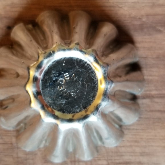 Vintage mini fluted tins, Sweden - Picture 4 of 7